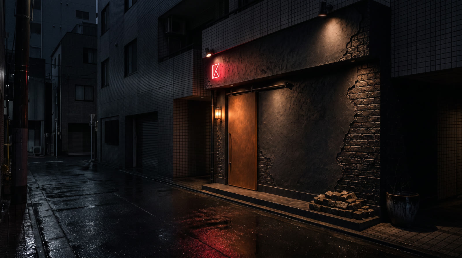 雨に濡れた夜の路地に灯る赤いネオンサインと店の扉